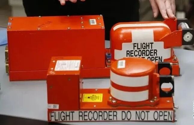 拆解神秘的飞机黑匣子，看看里面的PCB和元器件都长什么样?的图4