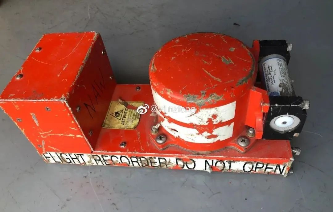 拆解神秘的飞机黑匣子，看看里面的PCB和元器件都长什么样?的图6