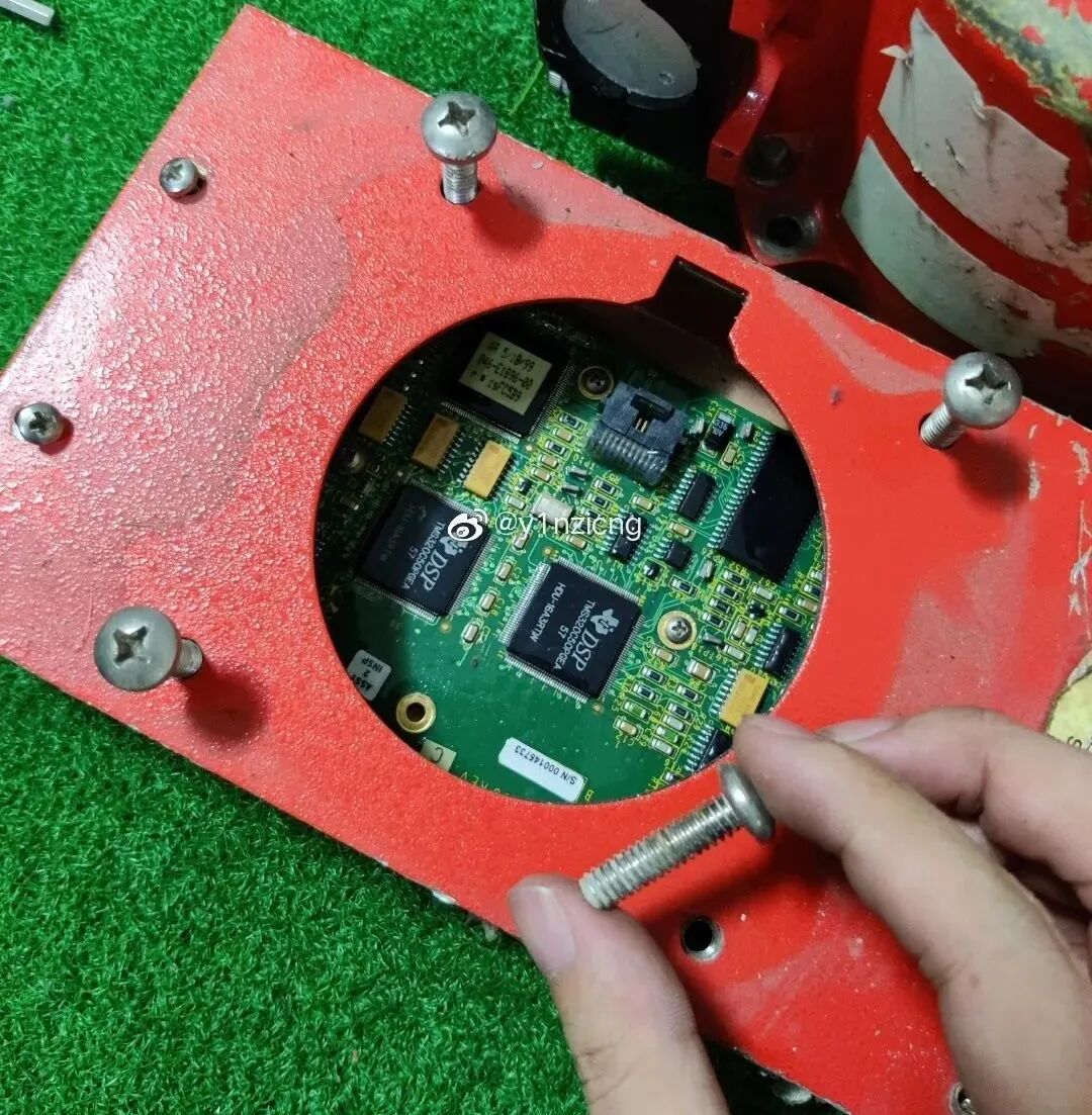 拆解神秘的飞机黑匣子，看看里面的PCB和元器件都长什么样?的图11