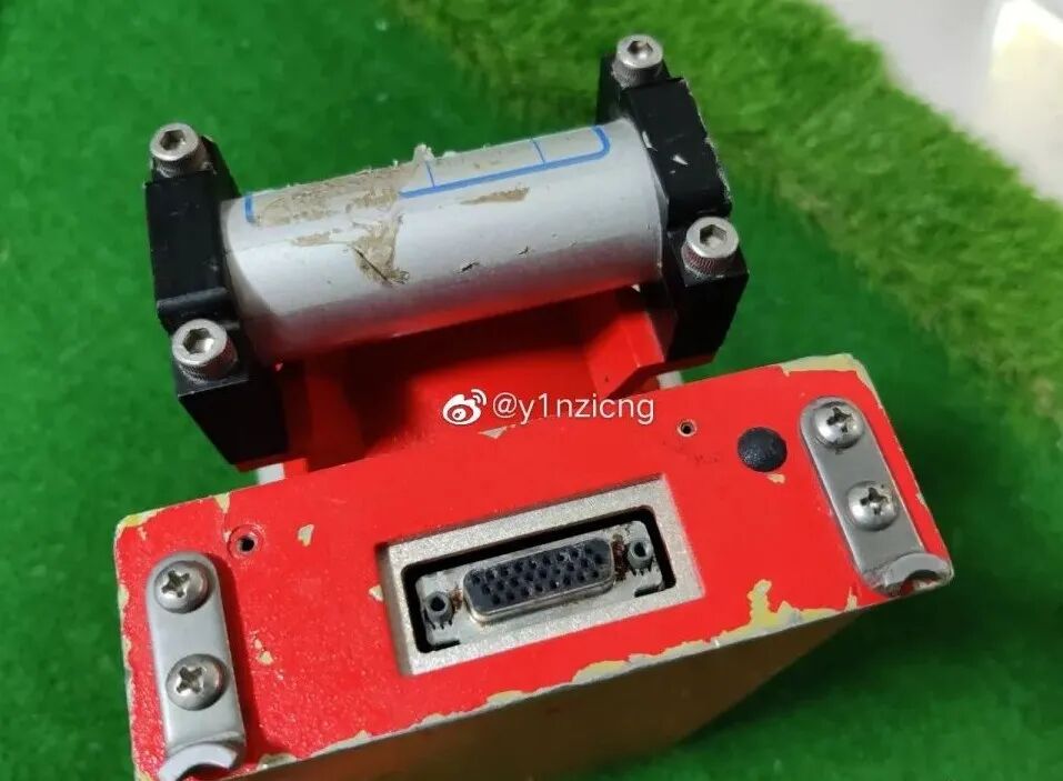 拆解神秘的飞机黑匣子，看看里面的PCB和元器件都长什么样?的图8