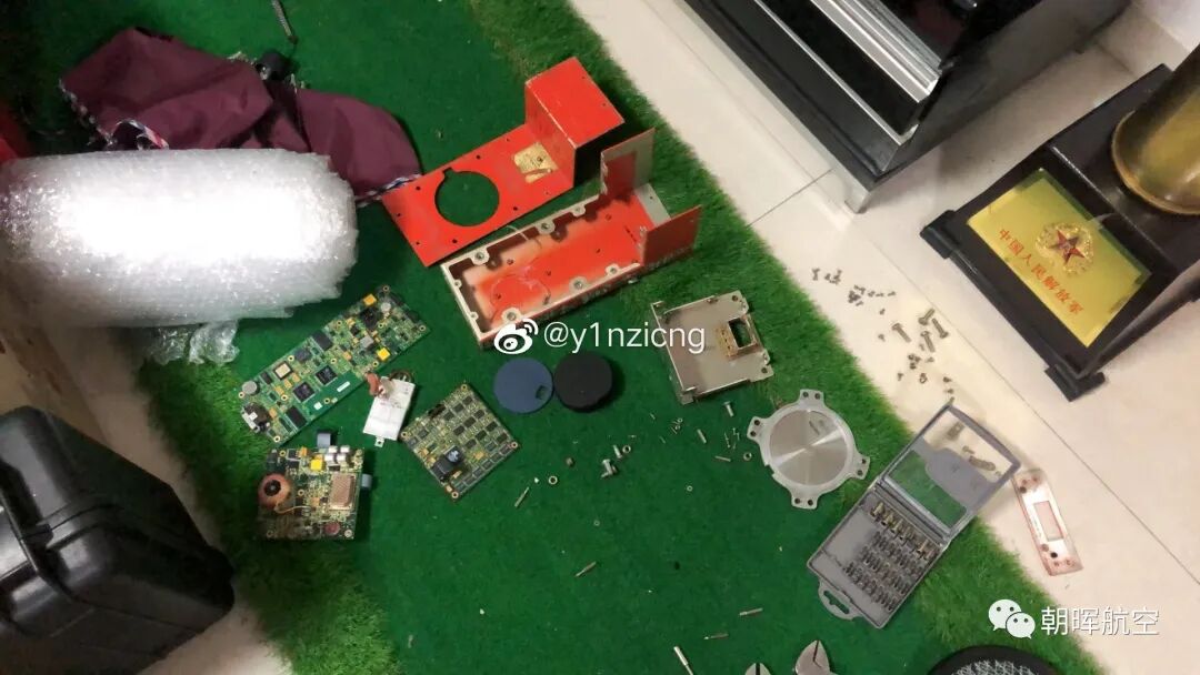 拆解神秘的飞机黑匣子，看看里面的PCB和元器件都长什么样?的图31