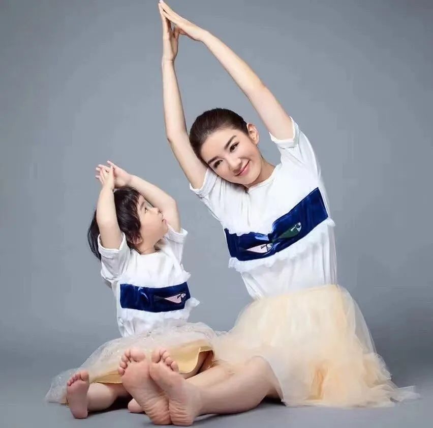 离婚7年独自带娃，黄奕直言“我的家庭没有爸爸”：比起父亲缺席，更可怕的是忽视这点！