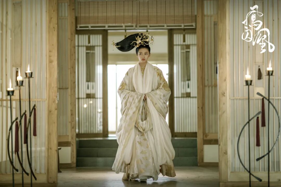 虽然当时网友的关注点都在女主关晓彤像缝纫机头似的发型和男主宋威龙