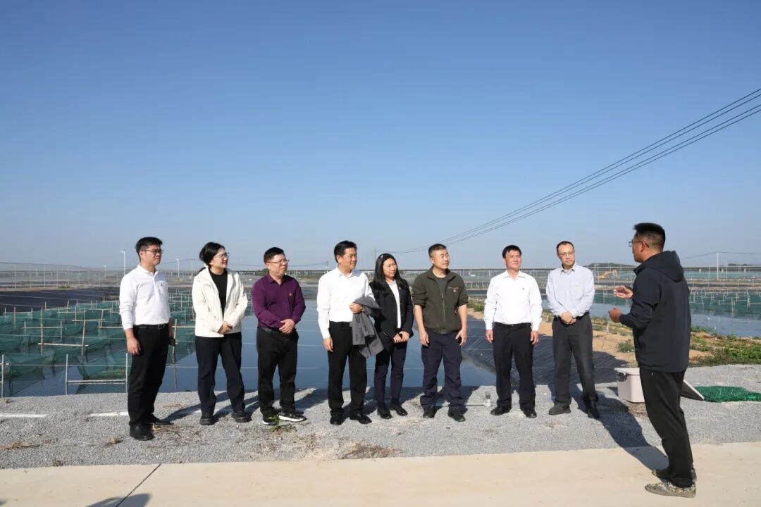 參觀團(tuán)結(jié)特色水產(chǎn)養(yǎng)殖示范區(qū).JPG