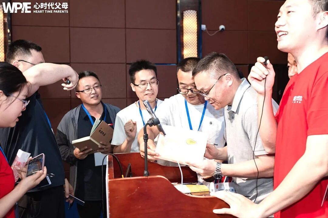 陪读妈妈的崩溃实录：直到撕掉孩子作业本的那一刻，我才发现撕掉的不只是作业本