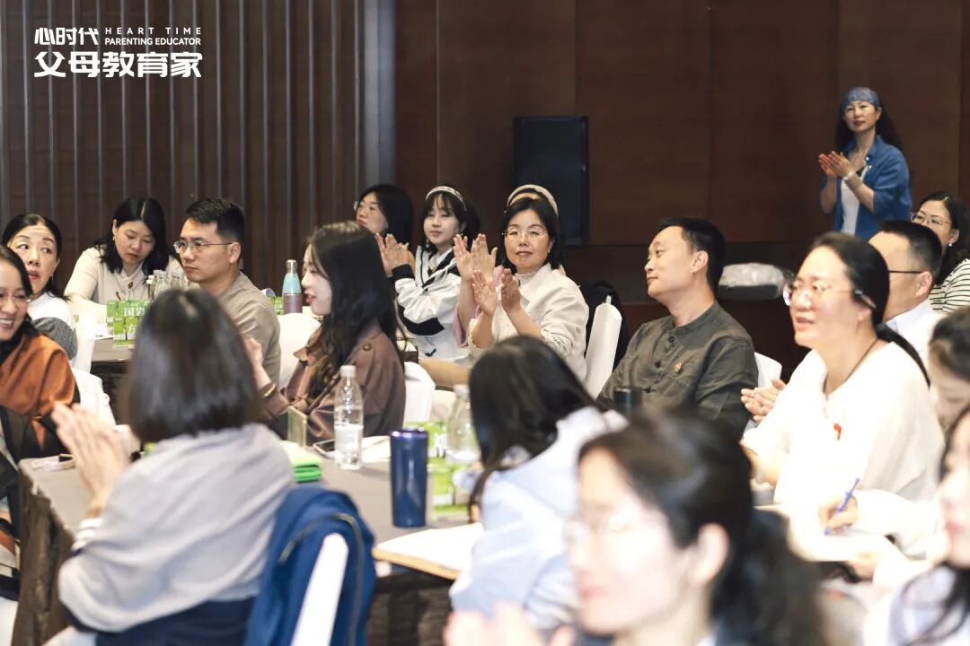 “我不配被介绍，更不配被爱”——一位被“否定创伤”困住的母亲，该如何自救？