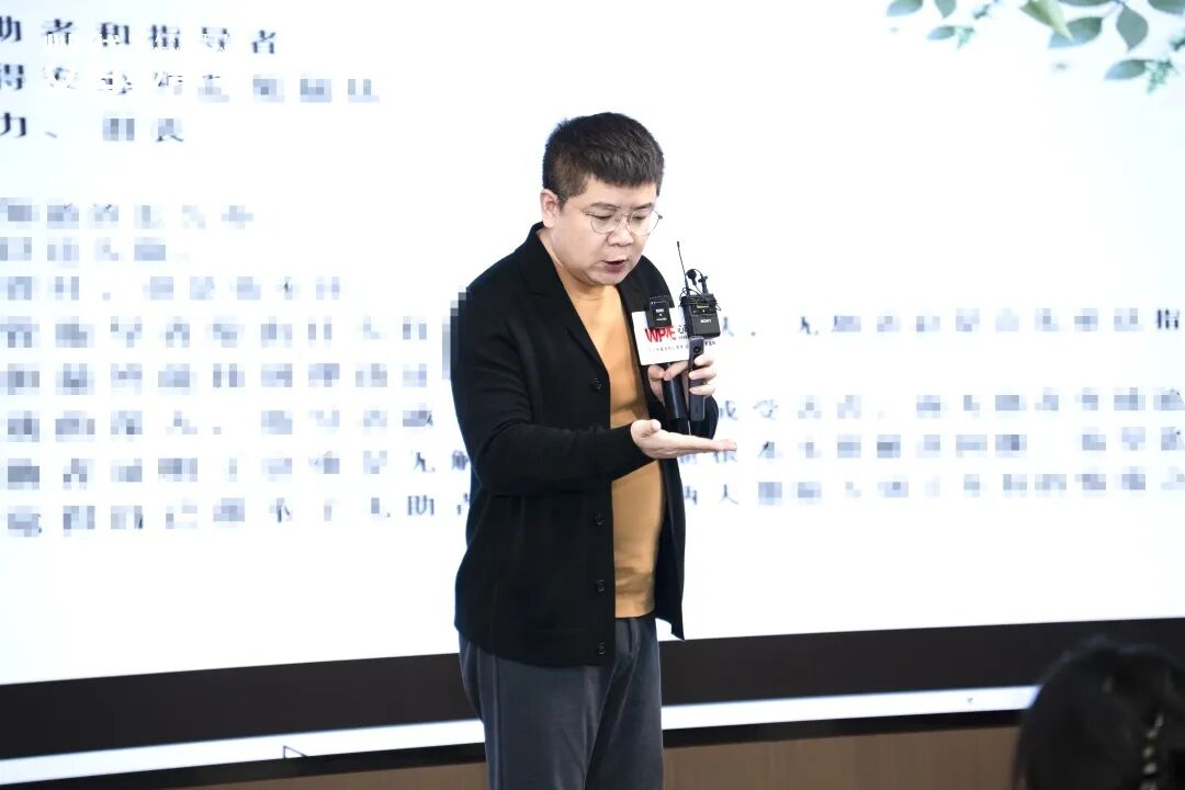 曾经只敢带着耳机偷偷听课，如今终于敢当面“活”了！