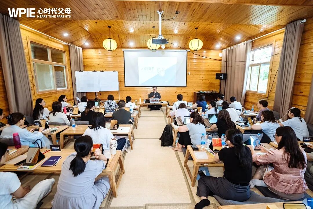 【青少年心理学专业课】停在半空的手，落在心里的爱——海勇老师的那只“手”，教会我的不只是心理学！