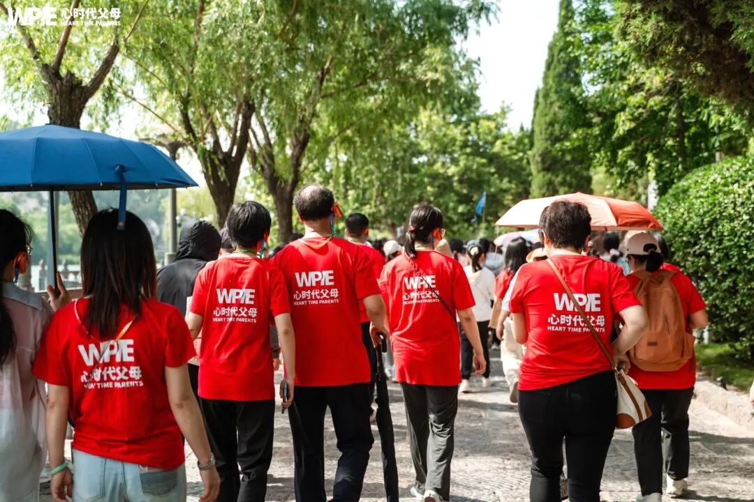 【纪琼谈家读书慧】孩子返校带手机，爸爸在班群当场揭发——一部手机，如何毁掉一个高一孩子的尊严？