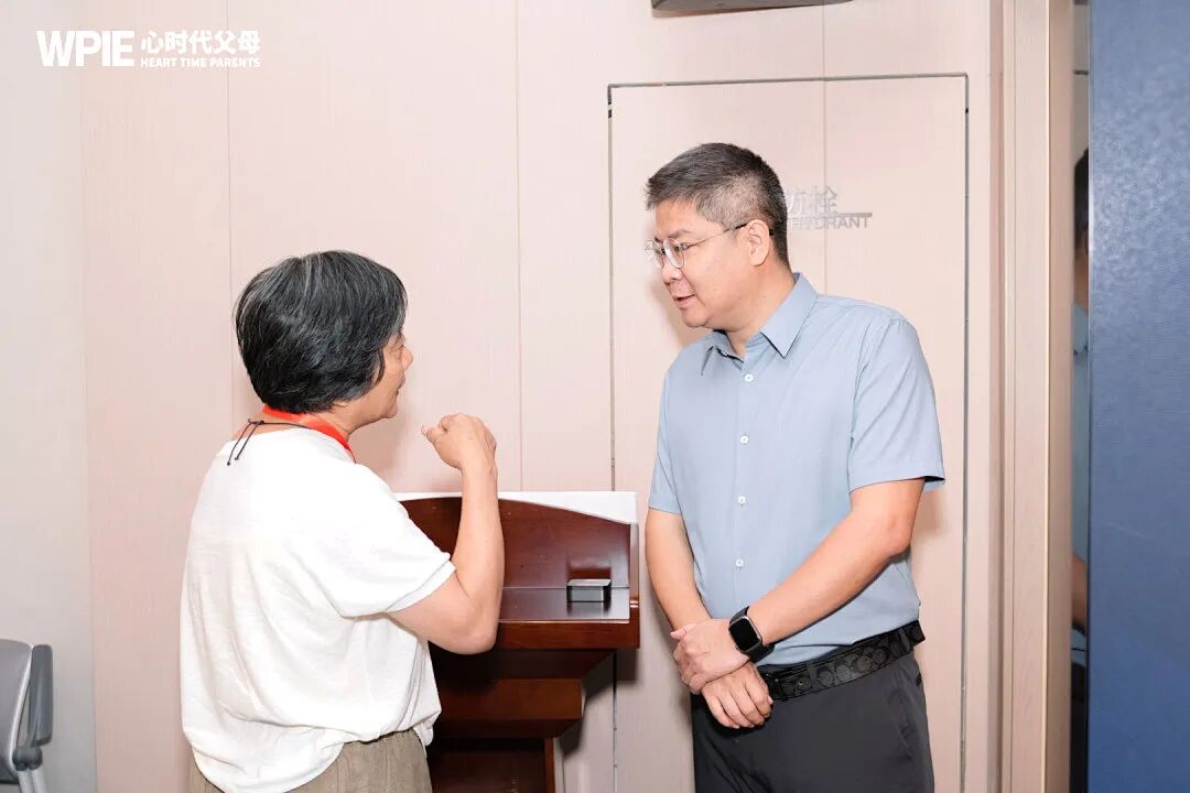 7岁那年被母亲说“就当没生过”，如今为人父的他，不敢把儿子推出门