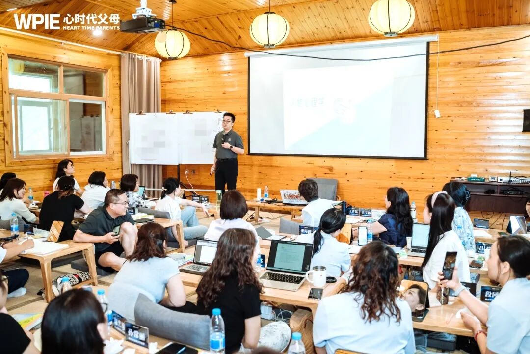 【青少年心理学专业课】停在半空的手，落在心里的爱——海勇老师的那只“手”，教会我的不只是心理学！