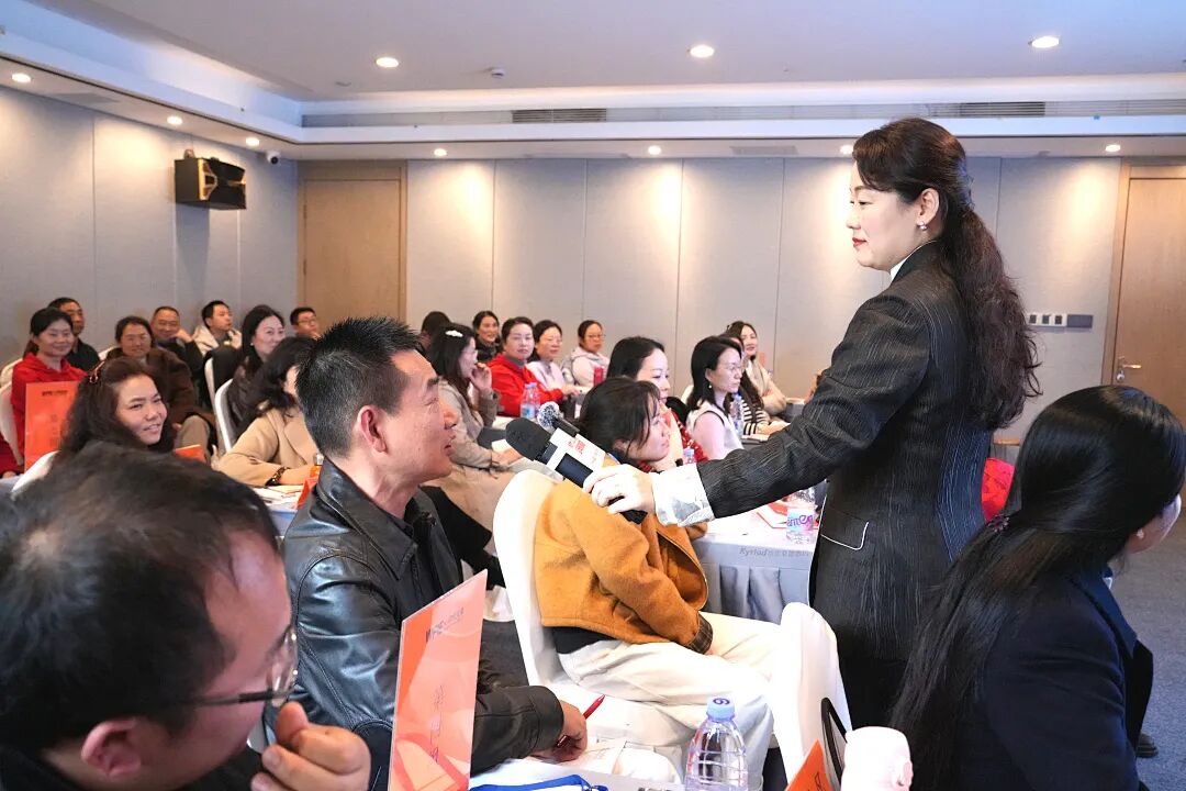 “老师，我一点都不疼，可‘爽’了”——当那个满身伤痕的女孩笑着说出这句话时，不敢想她到底独自承受了多少委屈