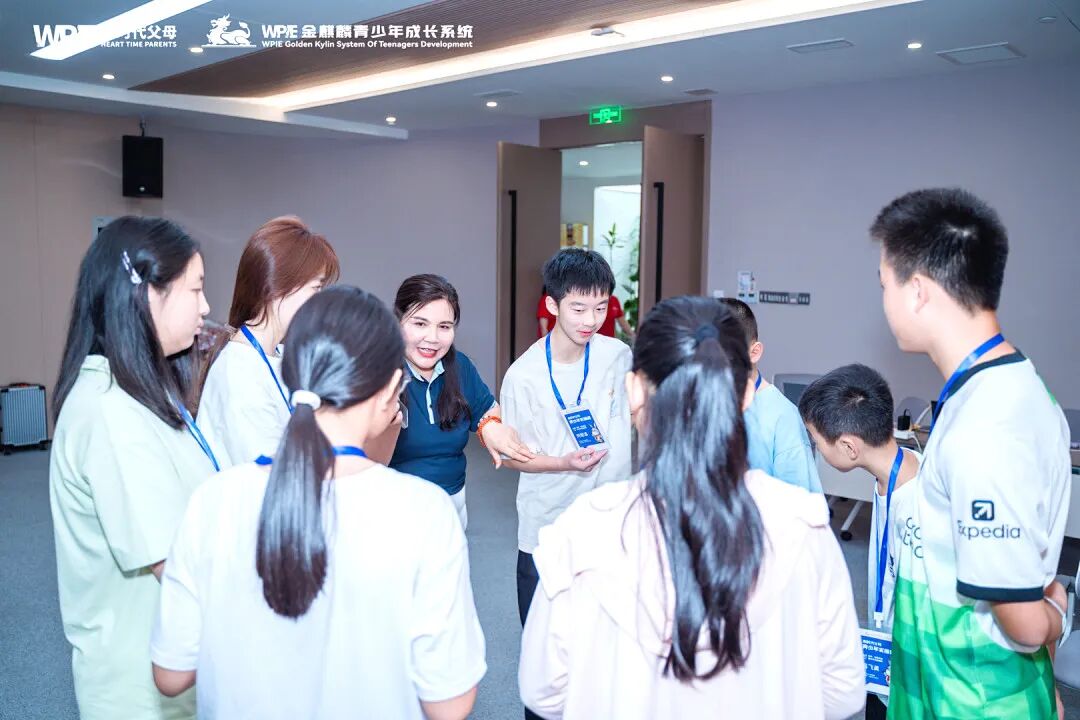 那个从12楼跳下的10岁男孩和在直播间里哭着求家长学习的王纪琼院长：一个在坠落，一个在拼命接！