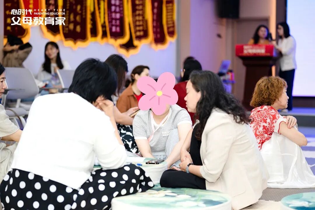 “文聪老师，客厅的门是爸爸用刀砍的，卧室的门是妈妈用脚踹的 ，我们家没有一扇门是好的......”