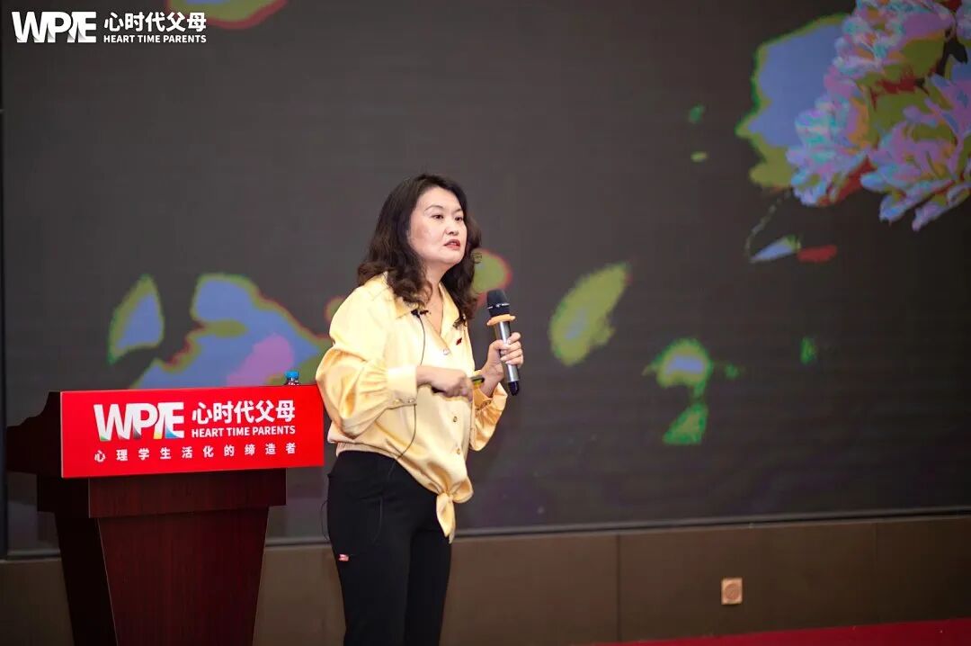 孩子嫌妈妈买400元的酒太奢侈？两位导师支招：“只需回4个字，孩子的一生都会‘配得上’！”