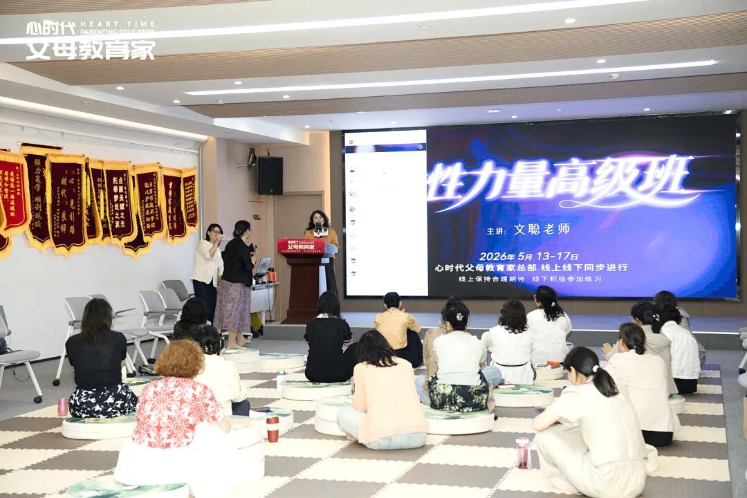 “文聪老师，客厅的门是爸爸用刀砍的，卧室的门是妈妈用脚踹的 ，我们家没有一扇门是好的......”