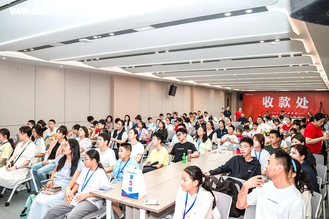 那个从12楼跳下的10岁男孩和在直播间里哭着求家长学习的王纪琼院长：一个在坠落，一个在拼命接！