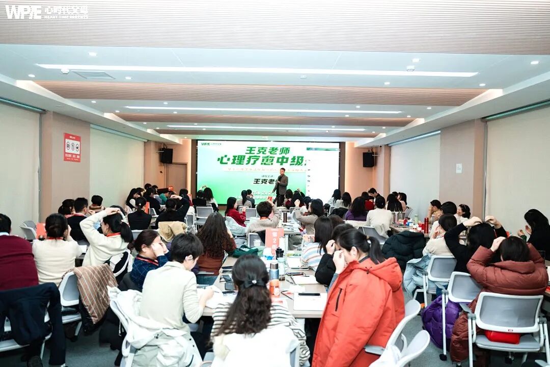 “王克老师同意你玩手机我就给”——王克老师：“别拉我当‘坏人’，你在玩‘法官游戏’”