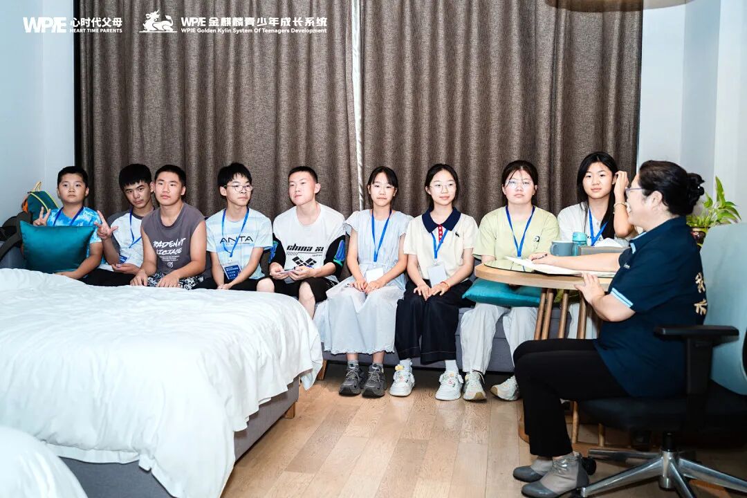 那个从12楼跳下的10岁男孩和在直播间里哭着求家长学习的王纪琼院长：一个在坠落，一个在拼命接！