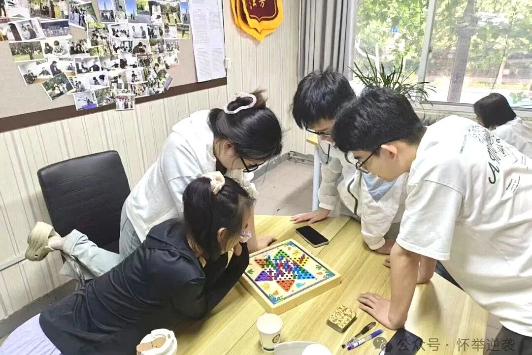 【狮子王】二年级休学、不敢社交、一背古诗就哭的她，后来是怎么十天背完三十七首诗的？