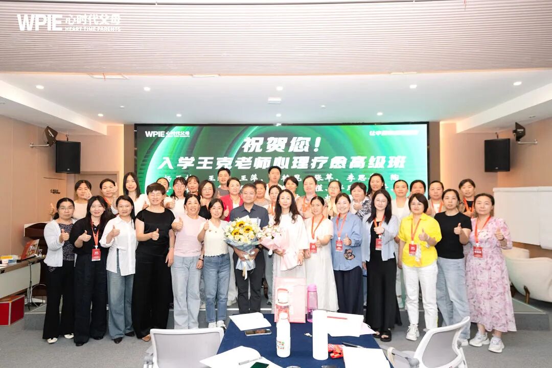 7岁那年被母亲说“就当没生过”，如今为人父的他，不敢把儿子推出门