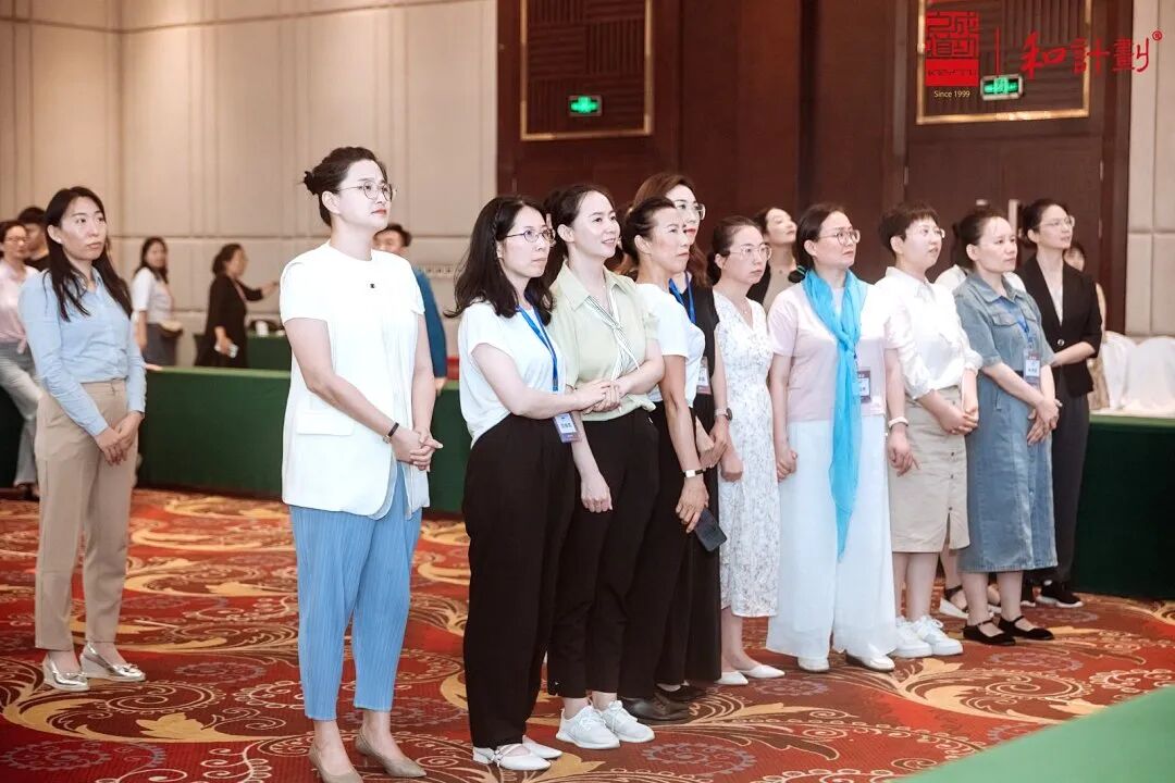 “妈妈，奶奶怎么没来接我放学？”“闲的！”——你怨的是婆婆，伤的是孩子