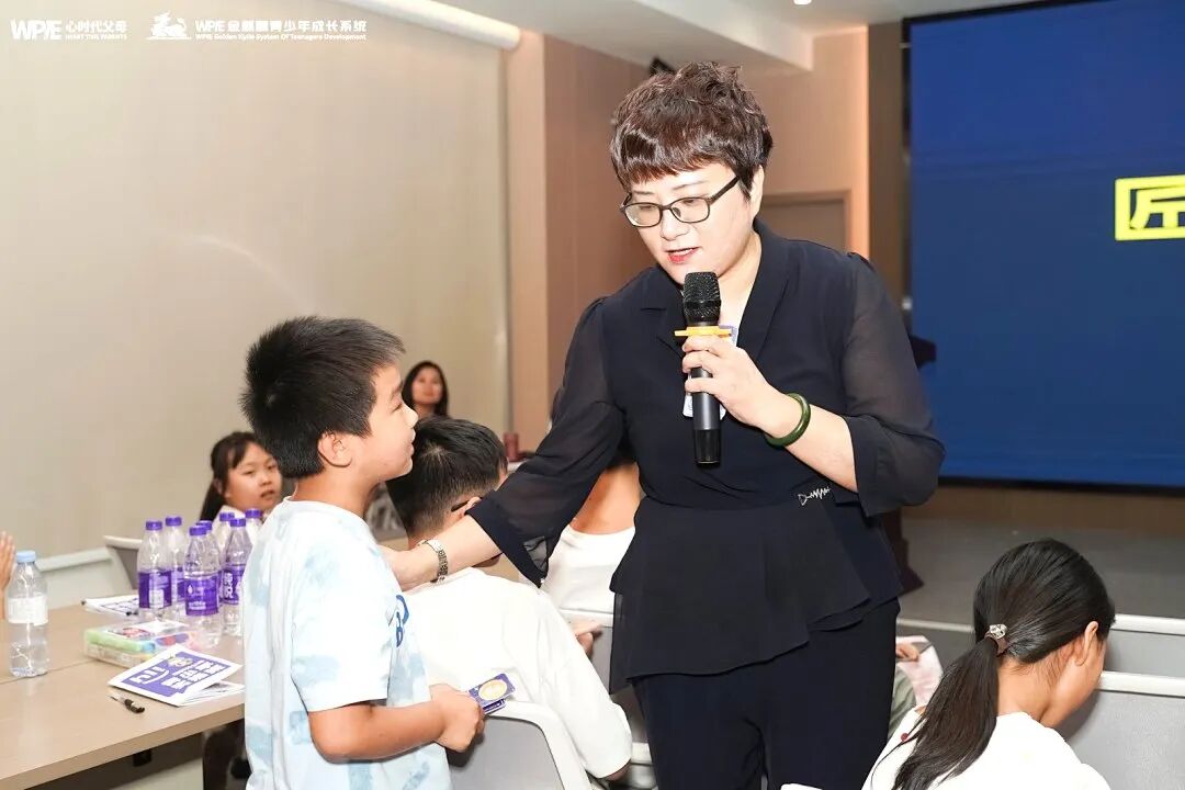 【青少年五大关系课】同为老师，孩子被办公室的同事骂哭，我到底要不要给孩子撑腰？
