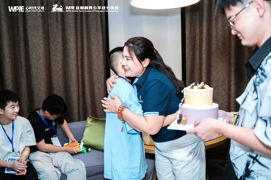 那个从12楼跳下的10岁男孩和在直播间里哭着求家长学习的王纪琼院长：一个在坠落，一个在拼命接！