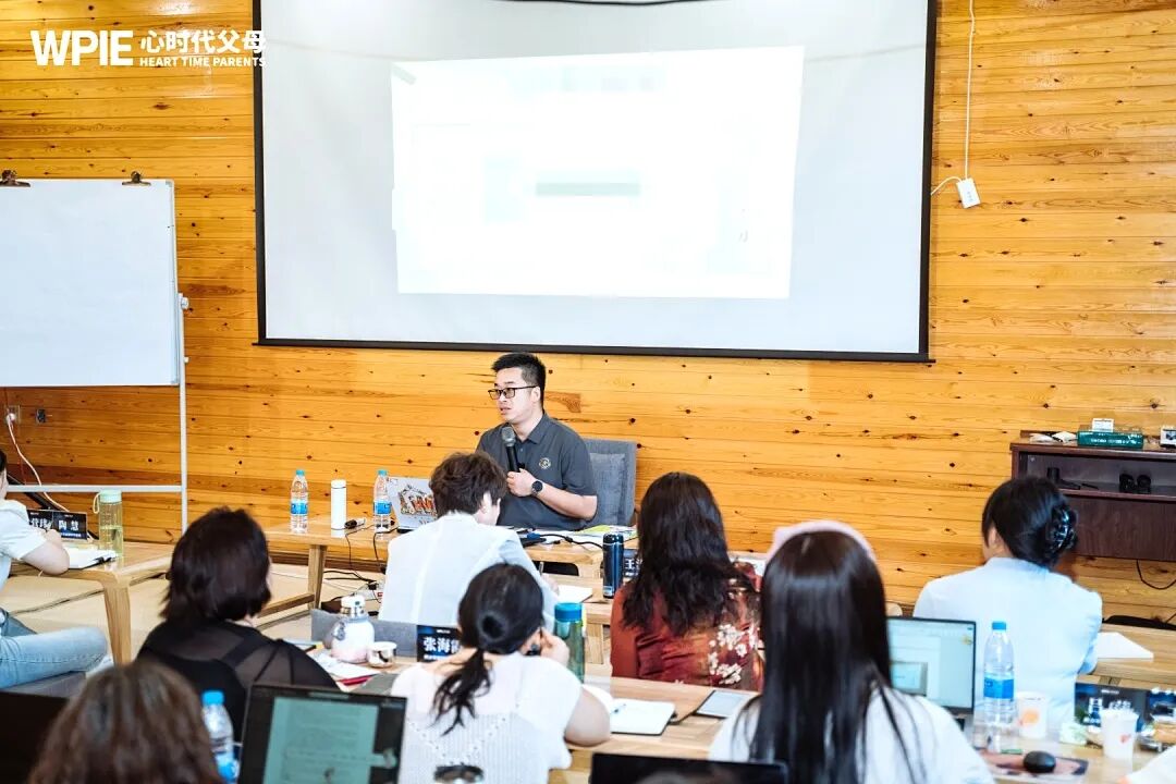 【青少年心理学专业课】停在半空的手，落在心里的爱——海勇老师的那只“手”，教会我的不只是心理学！