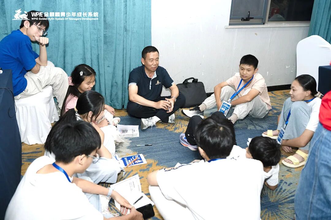 【青少年五大关系课】“爸爸只会打骂吼，妈妈给不了拥抱”——那个长发遮面的辍学女孩背后的家庭真相