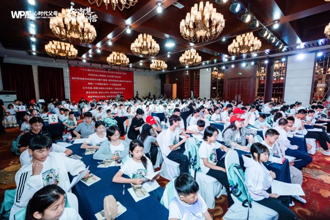【咱们的故事】孩子休学六年，看心理医生差点被电击 —— 一个濒临崩溃的妈妈，如何成为全家的光？