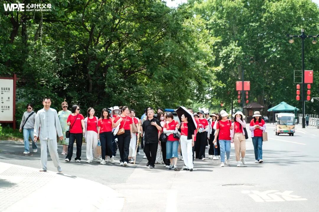 【纪琼谈家读书慧】孩子返校带手机，爸爸在班群当场揭发——一部手机，如何毁掉一个高一孩子的尊严？