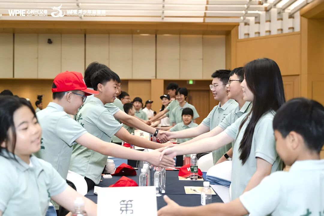 她被父母逼到初中没毕业就打工，挣的钱还被夺走给哥哥结婚买房……
