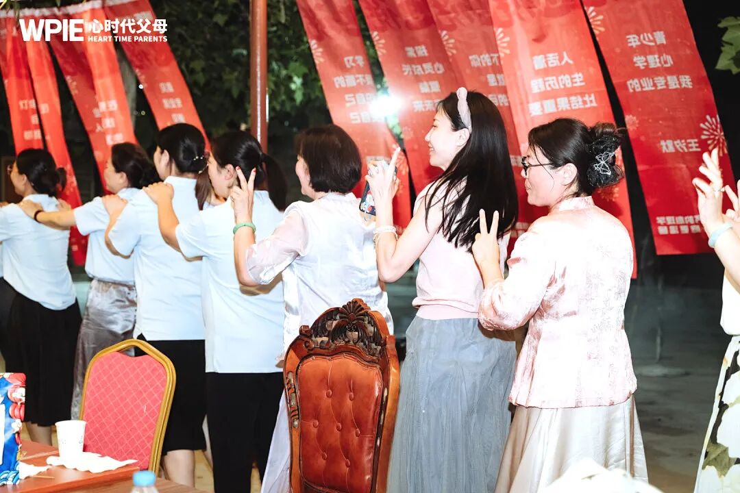 【青少年心理学专业课】停在半空的手，落在心里的爱——海勇老师的那只“手”，教会我的不只是心理学！