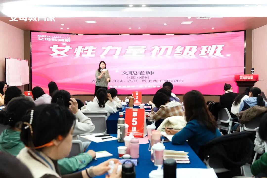 别再说“你是哥哥要让着妹妹”了！这样“端水”只会毁了俩娃，高情商父母都在“注水”！