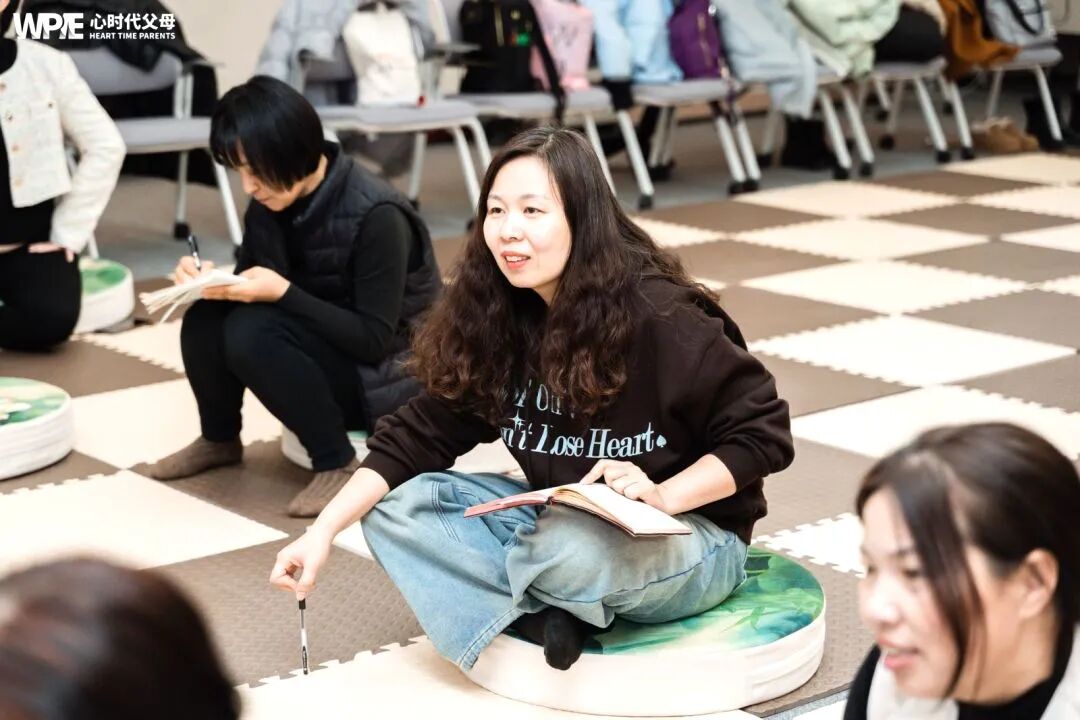 【学习军师方案班 · 高级】“妈，你当年为什么要把我送人？”她哭着问出这句话后才发现，爱从来没走，只是被痛苦挡住了