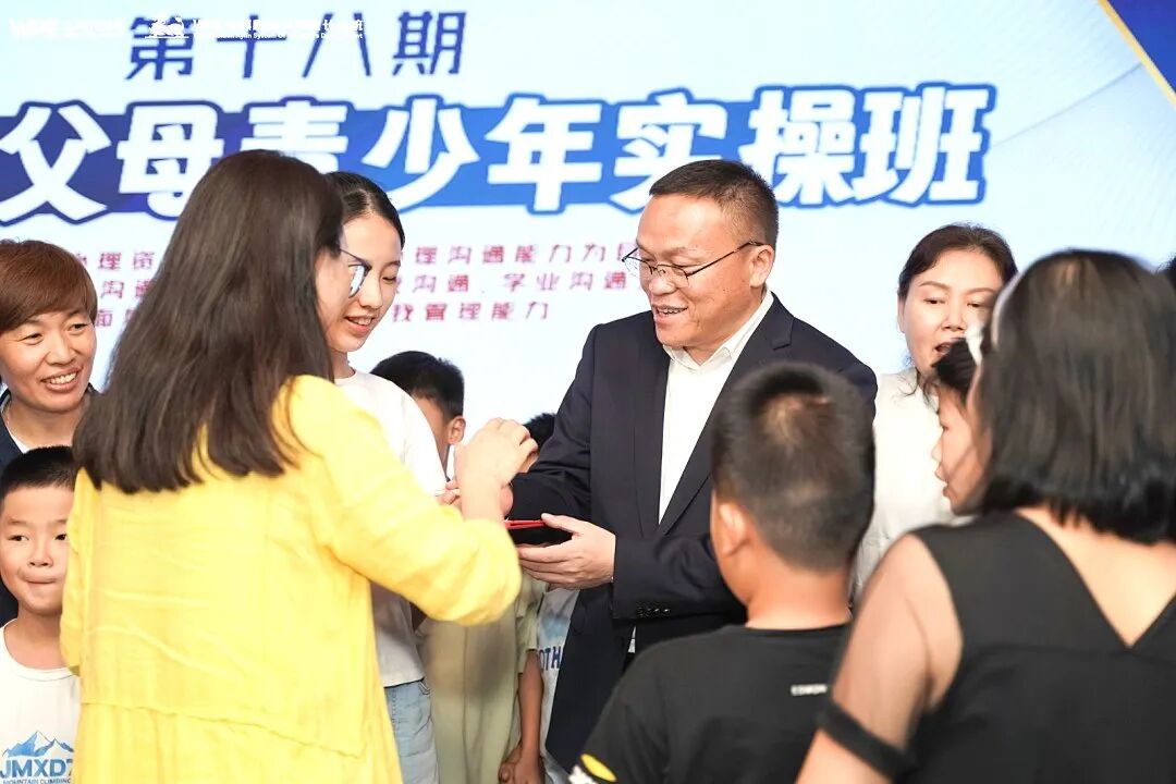 别再做“纠错型父母”了，试试“托举型导师”？