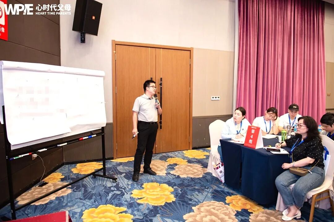 “爸，你不识字，看什么？”“看你写作业，我就高兴”——“文盲父亲”的一句话，打脸了多少“高知父母”