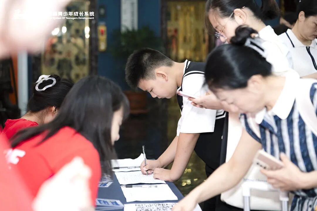 【青少年五大关系课】“爸爸只会打骂吼，妈妈给不了拥抱”——那个长发遮面的辍学女孩背后的家庭真相