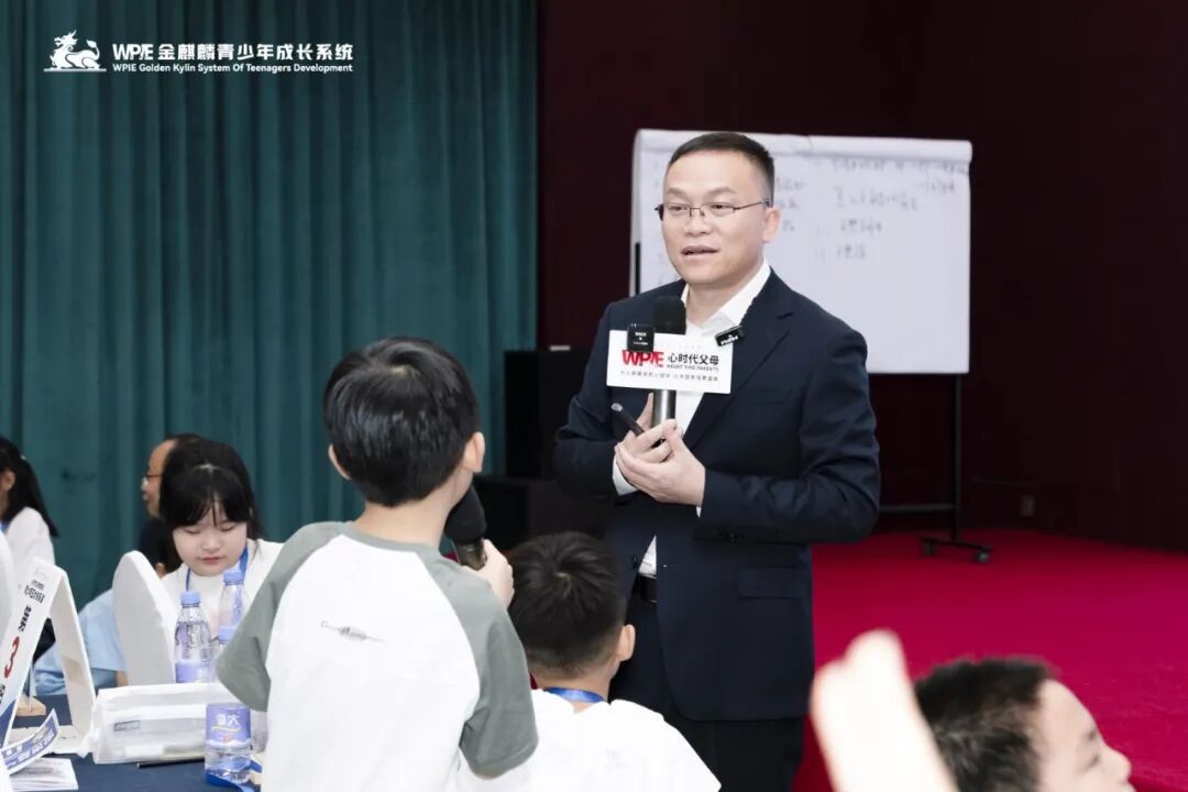 【青少年五大关系课】“爸爸只会打骂吼，妈妈给不了拥抱”——那个长发遮面的辍学女孩背后的家庭真相