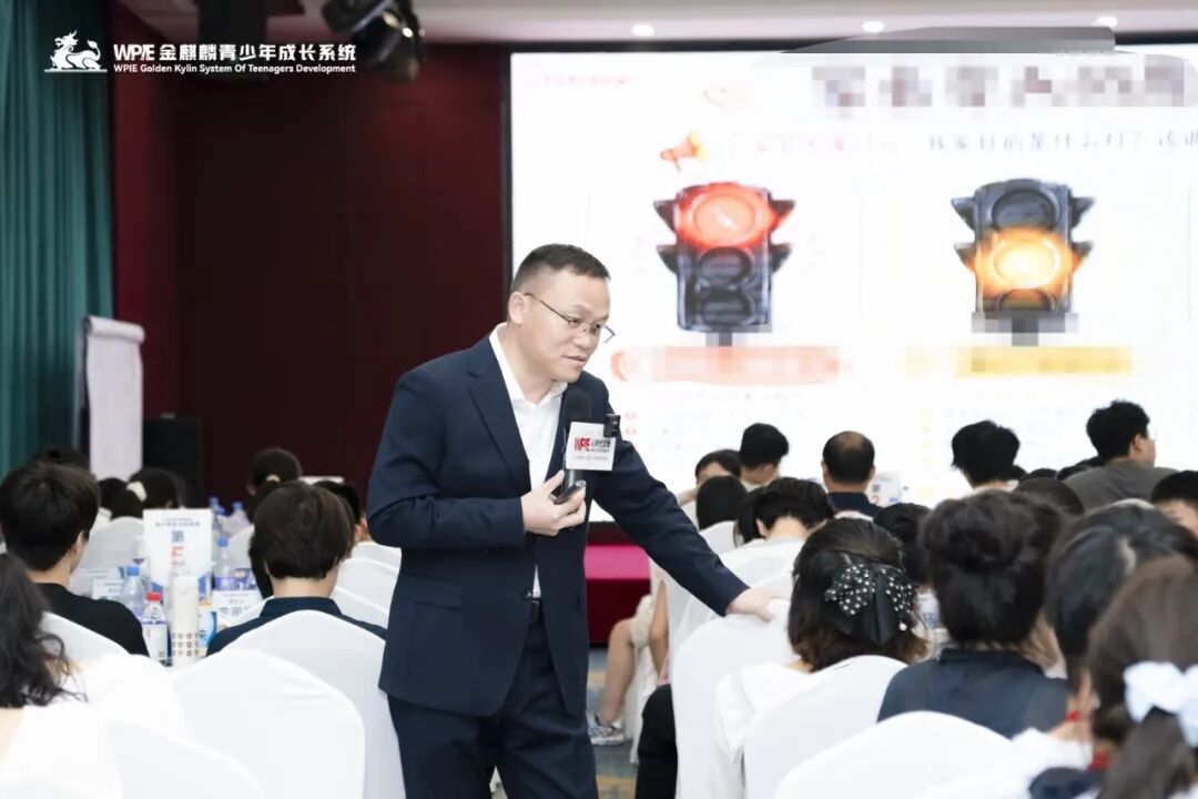 【青少年五大关系课】“爸爸只会打骂吼，妈妈给不了拥抱”——那个长发遮面的辍学女孩背后的家庭真相