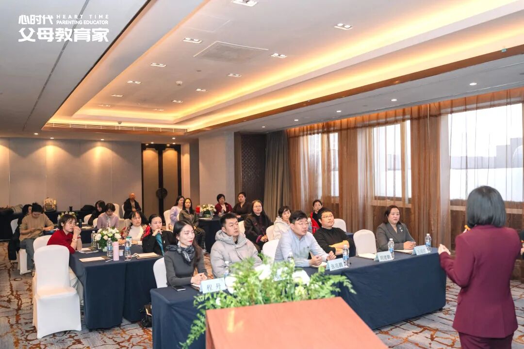 爱上大自己10岁的离异男的女孩说：“他是我的污点！我恨不得掐死他！”直到张兆鹏老师说了一句话，她瞬间释然