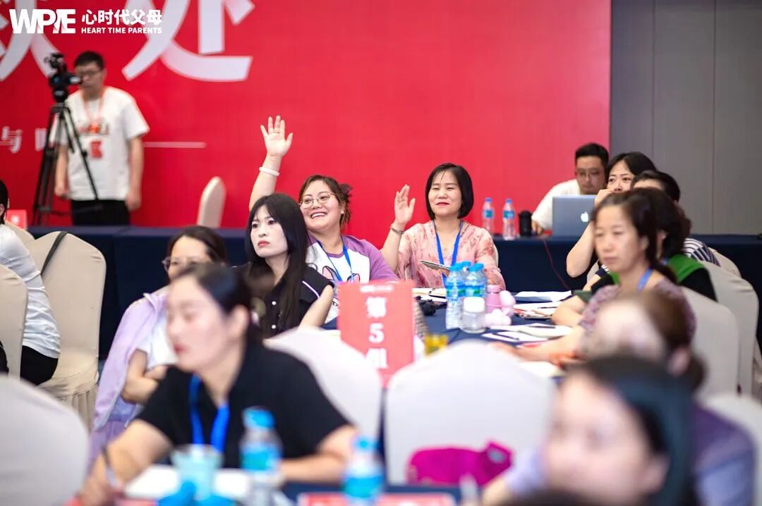 孩子嫌妈妈买400元的酒太奢侈？两位导师支招：“只需回4个字，孩子的一生都会‘配得上’！”