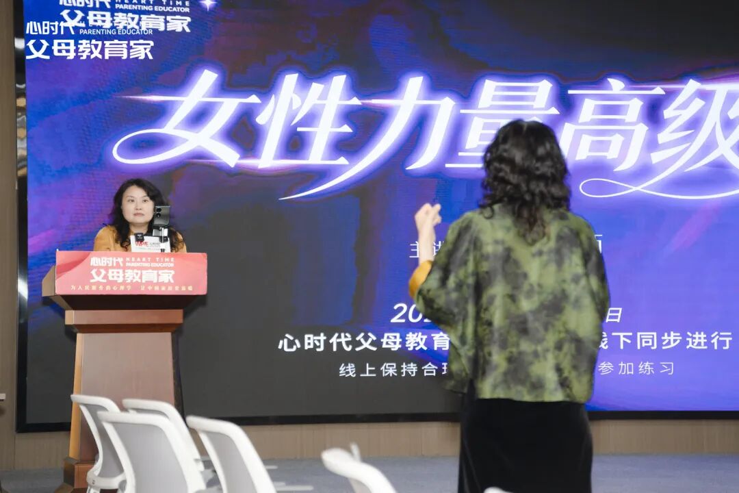 “文聪老师，客厅的门是爸爸用刀砍的，卧室的门是妈妈用脚踹的 ，我们家没有一扇门是好的......”