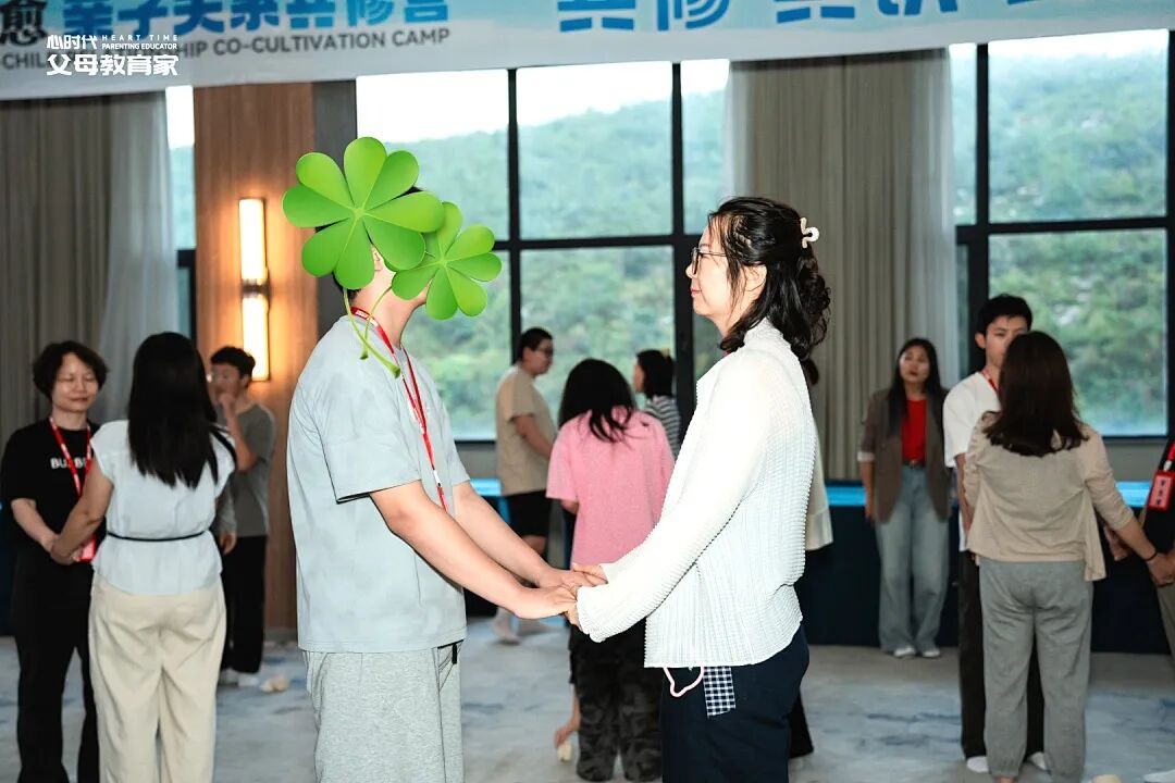 舍得给孩子换苹果手机，却舍不得给老师买一束花？——父母的“双标”，正在养出匮乏型孩子
