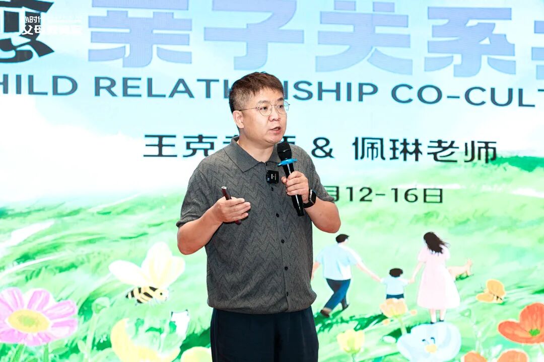 舍得给孩子换苹果手机，却舍不得给老师买一束花？——父母的“双标”，正在养出匮乏型孩子