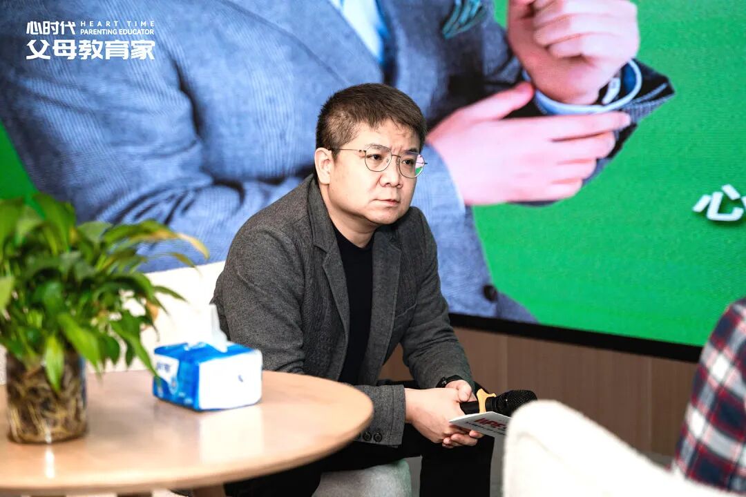 7岁那年被母亲说“就当没生过”，如今为人父的他，不敢把儿子推出门