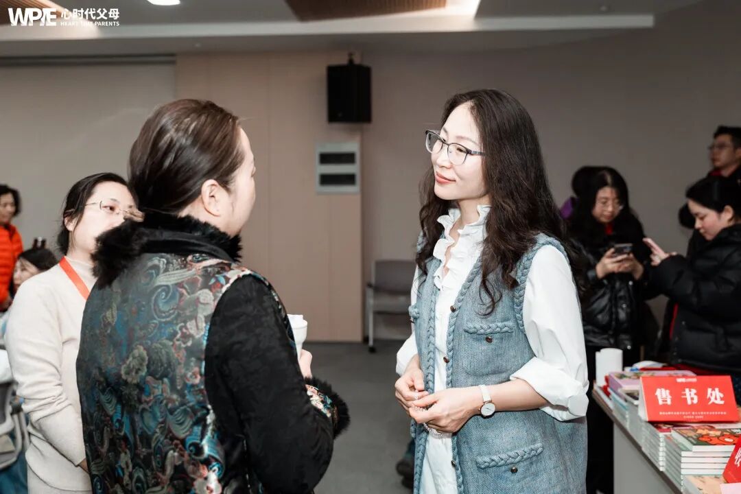 “王克老师同意你玩手机我就给”——王克老师：“别拉我当‘坏人’，你在玩‘法官游戏’”