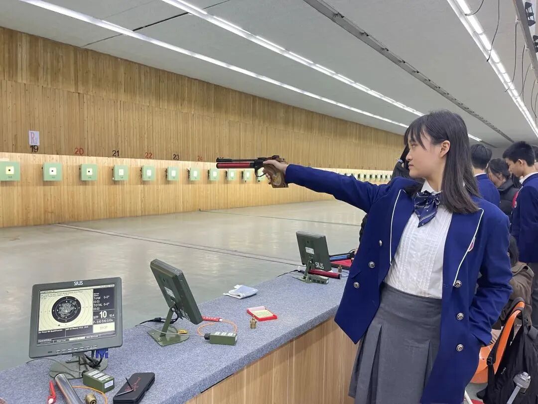 新川学子从这面“冠军墙”，学到了敢于亮枪的冠军气质！