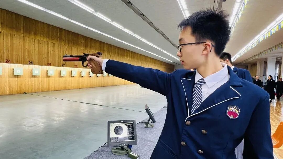 新川学子从这面“冠军墙”，学到了敢于亮枪的冠军气质！